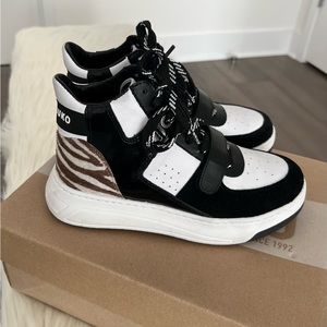 Almost brand new modern and original leather pair of shoes.